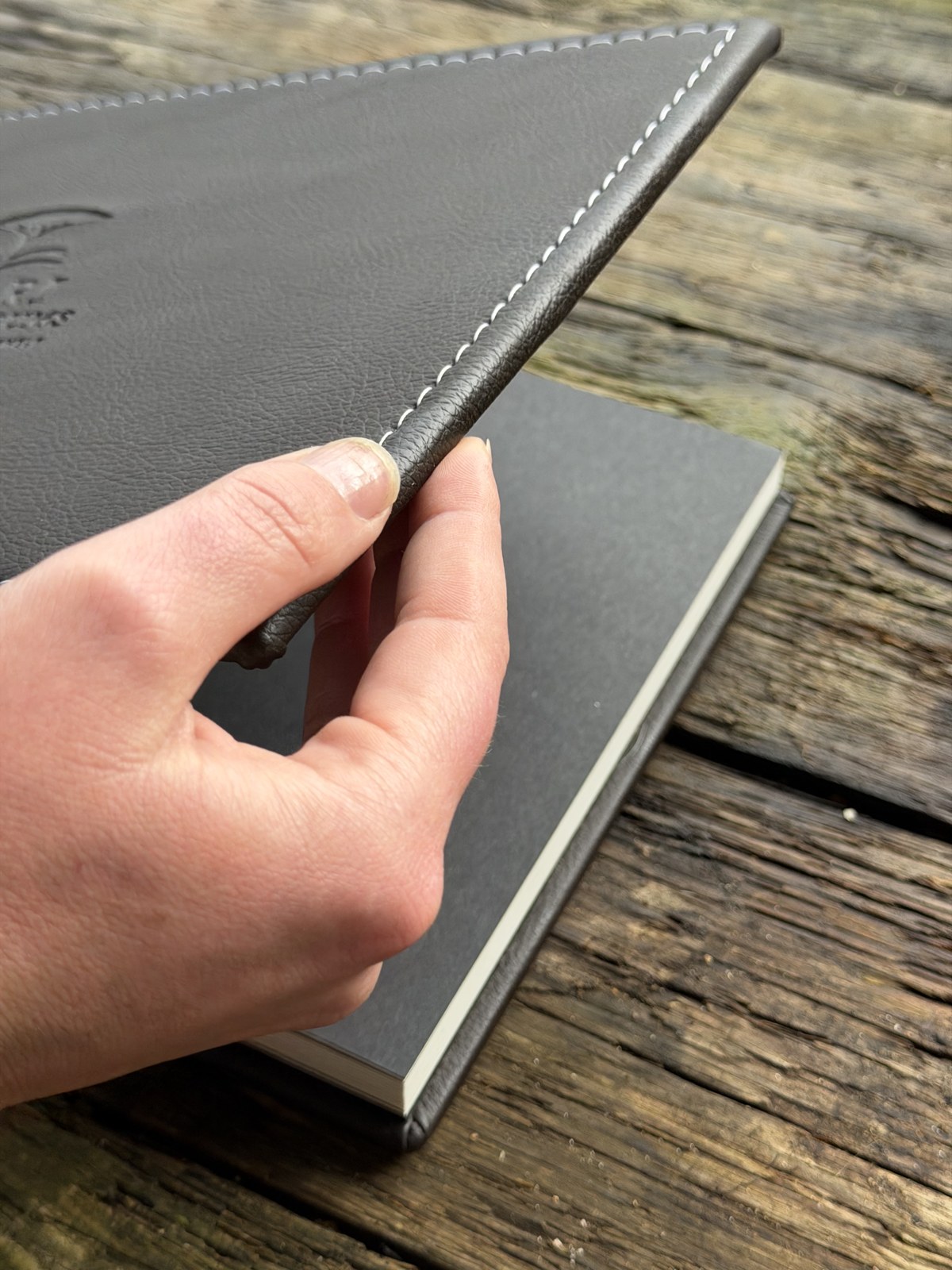 The Heirloom — 40 × 30 cm leather-bound safari album